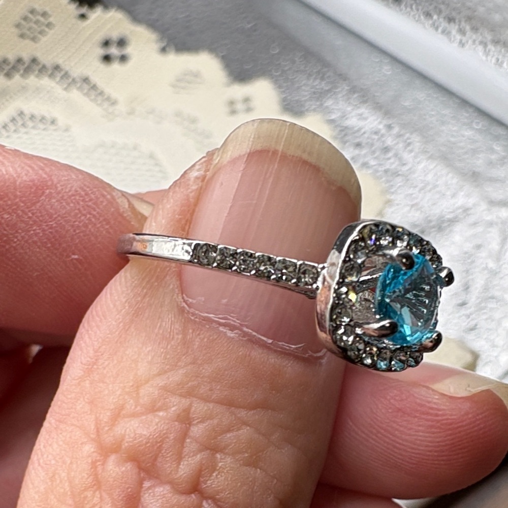 New Elegant Silver Ring with Captivating Blue Stone - Picture 5 of 8